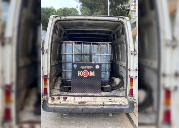 İzmir'de kaçak akaryakıt yağı baskını! 2 bin 500 litre ele geçirildi