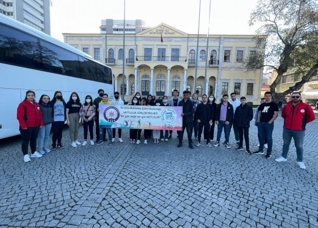 İzmir polisinin projesi kapsamında 35 öğrenci, Bergama'ya gitti
