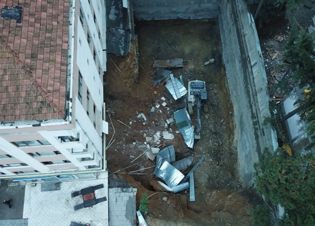 Kadıköy'de istinat duvarı çöktü