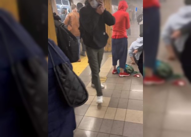 New York metrosunda kanlı saldırı! Çok sayıda yaralı var...