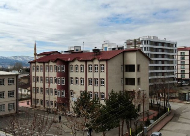 Sivas'ta fırtına okulun çatısını uçurdu