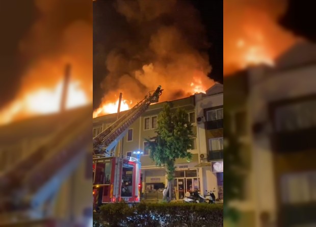 2 katlı binada korkutan yangın! Alevler kısa sürede tüm çatıyı sardı