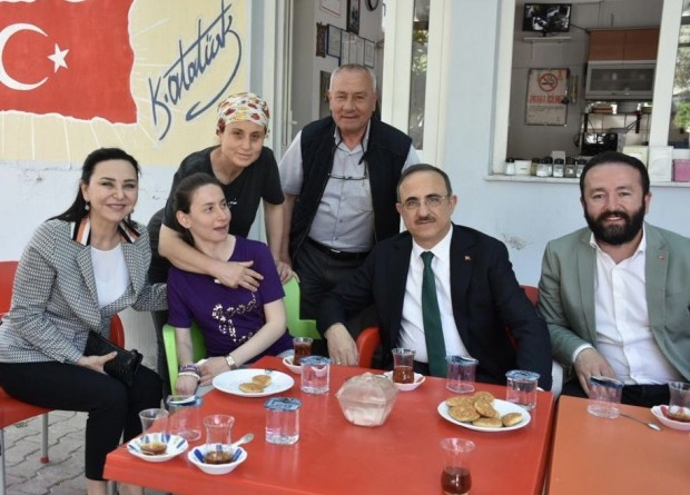 AK Parti İzmir'den eş zamanlı ziyaretler... Sürekli: Sosyal devlet ilkesinden taviz vermedik