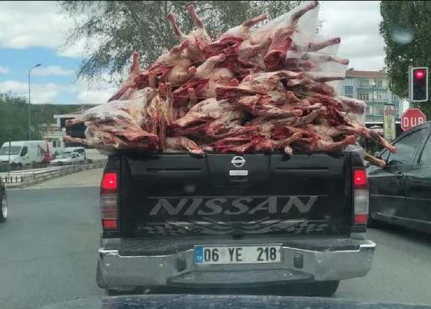 Ankara'da kamyonet kasasında açıkta et taşıdılar! Tepki çeken görüntüye inceleme