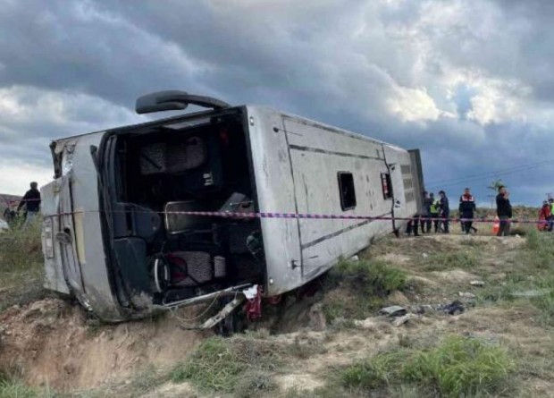Çankırı'da işçileri taşıyan otobüs devrildi: 3'ü ağır 18 yaralı