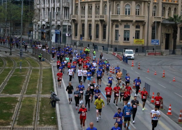 Maraton İzmir’de sivil topluma 4 milyon TL’lik katkı! İyilikseverler koştu sivil toplum kazandı