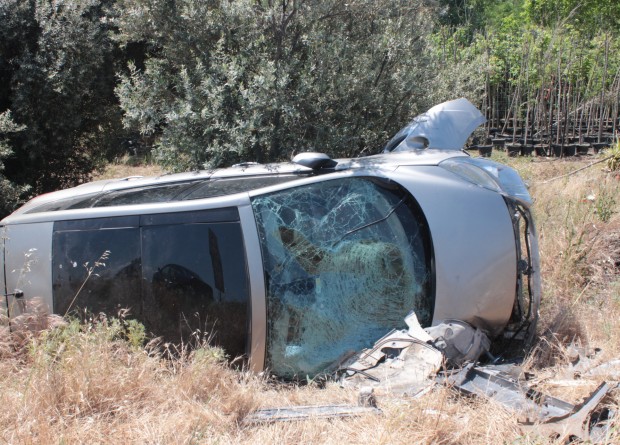 İzmir'de şarampole devrilen hafif ticari araçtaki 3 kişi yaralandı