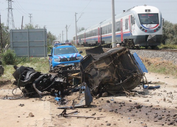 İzmir'de tren traktöre çarptı... Şoför olay yerinde öldü