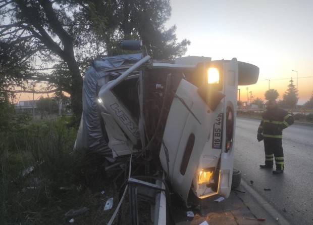 Manisa'da yolcu otobüsü çarpan TIR devrildi: 2 yaralı