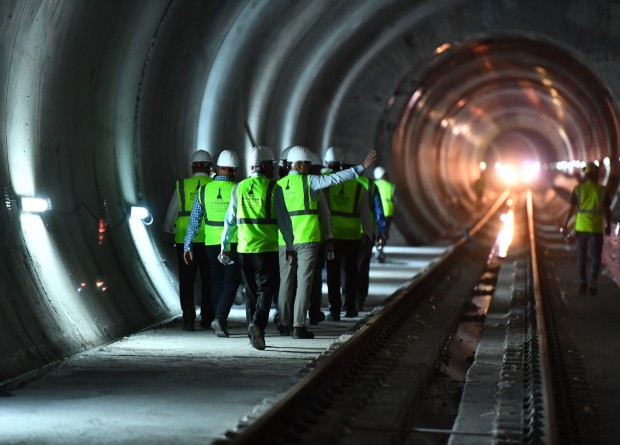 Meclis üyeleri tünele indi... Narlıdere Metrosu’nda işler tıkır tıkır yürüyor