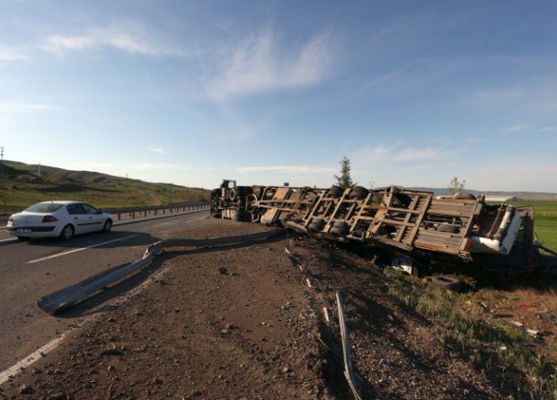Otomobil yüklü tır devrildi: Dokuz araç yola ve araziye savruldu