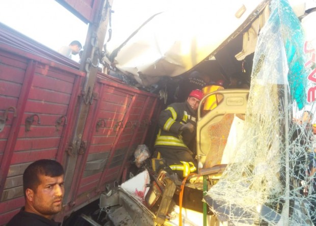 Manisa- Turgutlu kara yolunda can pazarı! Servis otobüsü demir yüklü kamyona çarptı: 1 ölü, 45 yaralı 