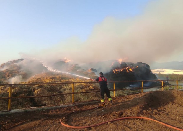 Tarım ve hayvancılık tesisinde çıkan yangınında tonlarca saman ve yem kül oldu 