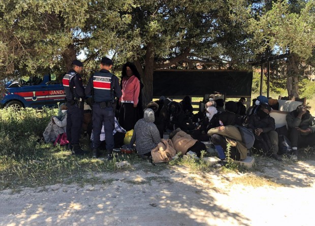 Yunanistan'a geçmeye çalışıyorlardı... İzmir'de 63 kaçak göçmen yakalandı