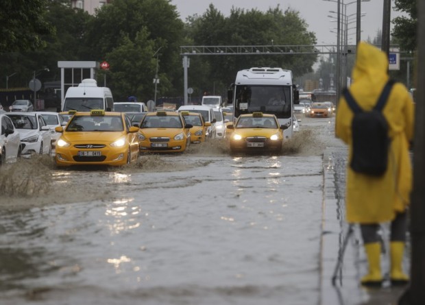 Ankara'da yine sağanak: Yollar nehre döndü