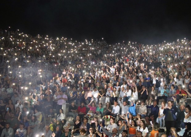 Bergama Kermes Festivaline muhteşem kapanış! Binlerce kişi Erener'le coştu