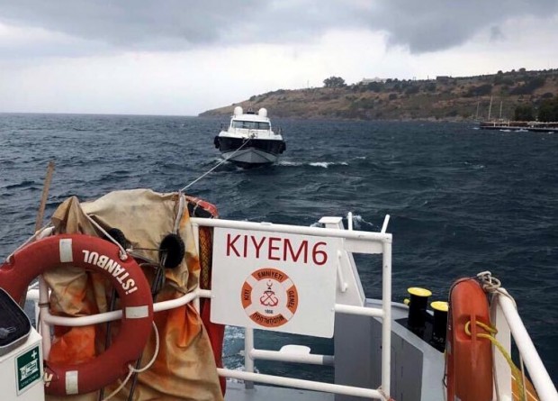 Bodrum'da karaya oturan tekne kurtarıldı 