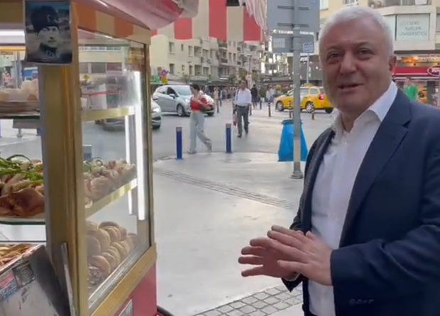 CHP'li Özkan çektiği videoyla duyurdu: İzmir’de pos cihazıyla simit satma dönemi başladı!