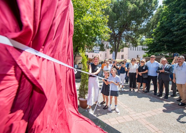 Efsane Başkan Piriştina’nın heykeli törenle açıldı... Soyer: 'Türkiye'ye öncülük eden başkandı'