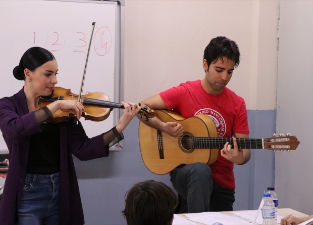 Gönüllü müzisyenler kırsal mahallelerdeki çocuklar için yetenek keşfine çıktı
