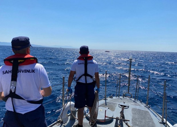 İzmir açıklarında yelkenli tekneden 100 kaçak göçmen çıktı... 4 organizatör şüphelisi yakalandı