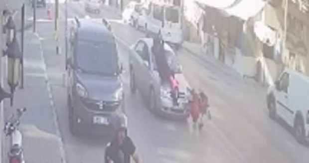 İzmir'de faciadan dönüldü... Otomobil anne ve çocuklarına böyle çarptı!