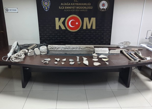 İzmir'de kaçak kazı yapılan iki eve polisten baskın: Mermer sütun ve çok sayıda eserler ele geçirildi