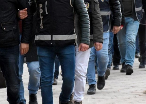 İzmir'de sahte araç kiralama sitesi ile dolandırıcılık: 9 kişi yakalandı