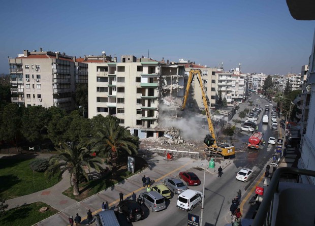 'İzmir'in Pisa Kuleleri' olarak biliniyordu!  10 binadan 7'si yıkıldı