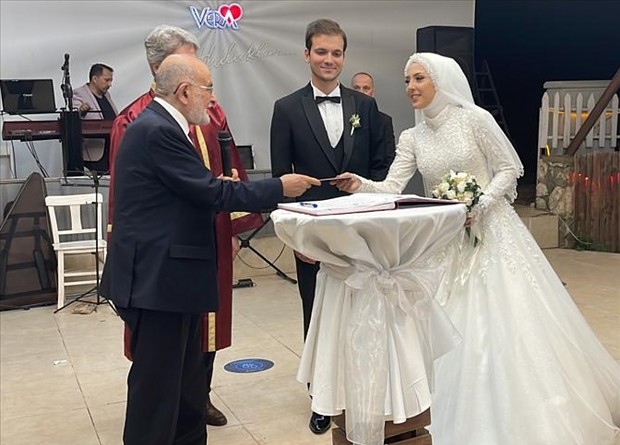 Karamollaoğlu, İzmir'de nikah şahitliği yaptı