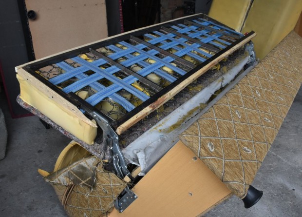 Tamire gönderilen kanepeden 110 bin TL’lik altın çıktı