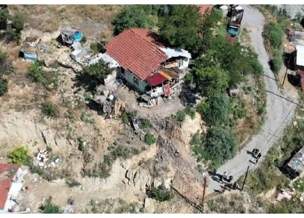 Toprak kayması sonrası harekete geçildi: 5 ev boşaltıldı