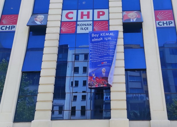 CHP Konak İlçe Başkanı Küçükoğullarından Kılıçdaroğlu'nun sözlerini pankart yaptı
