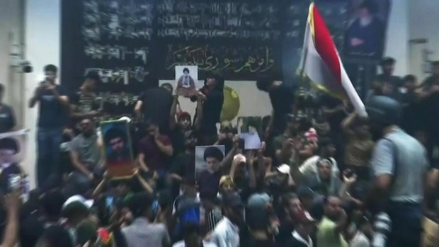Irak iç savaşa mı gidiyor? Protestocular Irak Meclisi'ni bastı