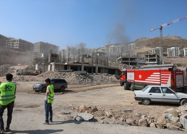 Deprem konutları inşaatında yangın paniği! İşçilerin konakladığı konteynerler alevlere teslim oldu
