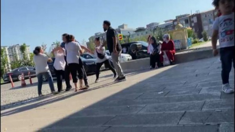 İstanbul'da hastane önünde tekme tokat ve terlikle kavga