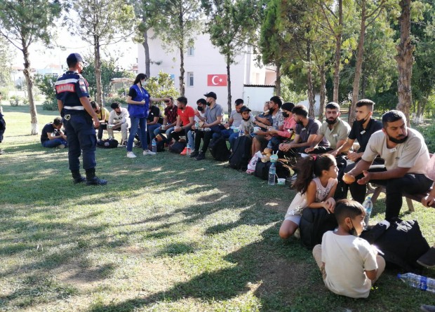 İzmir'de düzensiz göçmen operasyonu: 278 kişi yakalandı