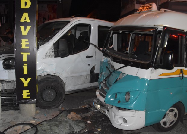 İzmir'de can pazarı! Minibüs ile kamyonet çarpıştı: Çok sayıda yaralı var