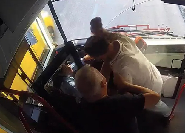 İzmir'de kadın otobüs şoförünü yumruklamıştı! O şüpheli tutuklandı