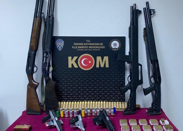 İzmir'de silah ticareti yaptıkları iddiasıyla 3 kişi yakalandı