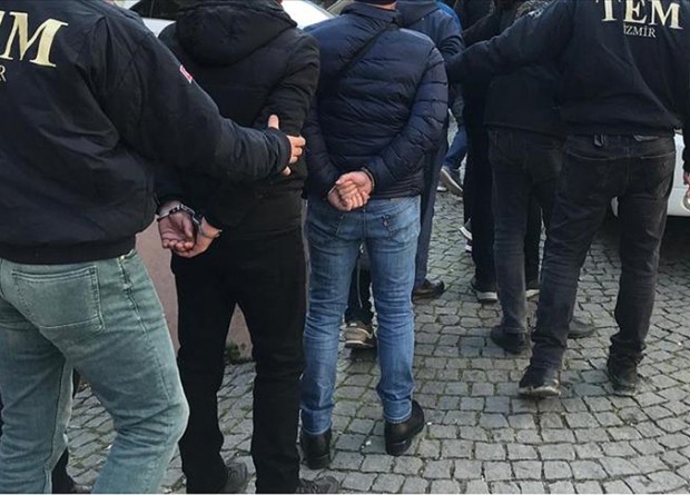 İzmir merkezli FETÖ operasyonu! 34 şüpheliden 8'i tutuklandı