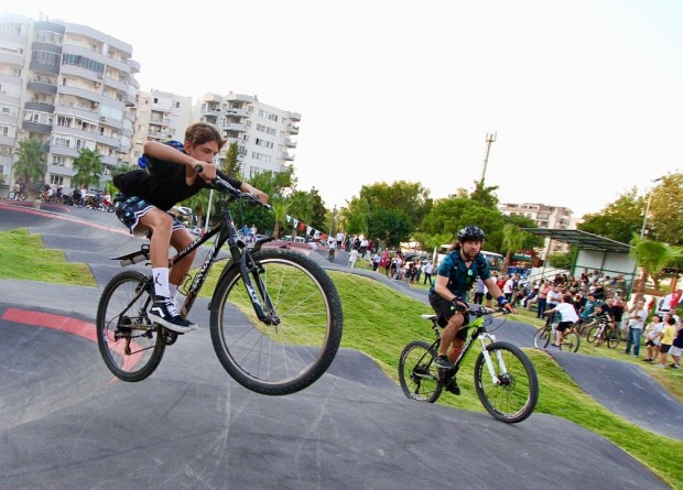 İzmir’de ilk… Karşıyaka’ya bisiklet parkuru