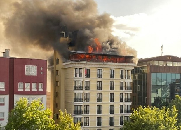 Ankara'da 19 katlı binada çatı yangını
