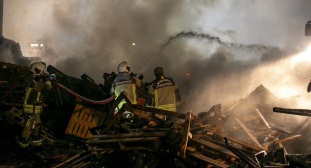 Ankara'da palet fabrikasında yangın! 1 milyon liralık zarar oluştu