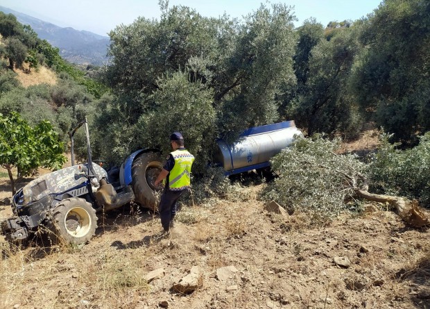 Aydın'da traktör şarampole yuvarlandı: Sürücüsü yaralı, eşi öldü