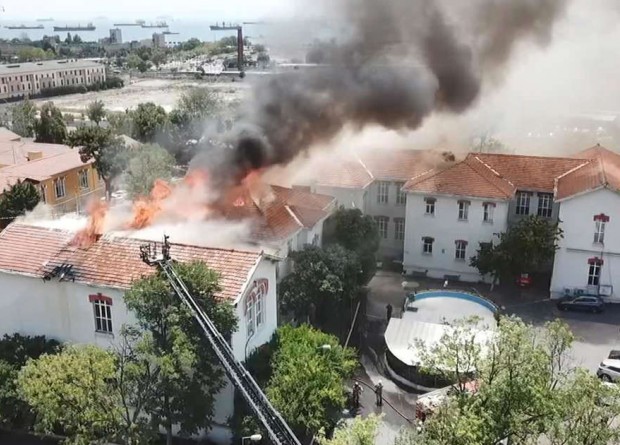 Balıklı Rum Hastanesi'nde büyük yangın! Alevler hızla büyüdü: Hastalar tahliye edildi