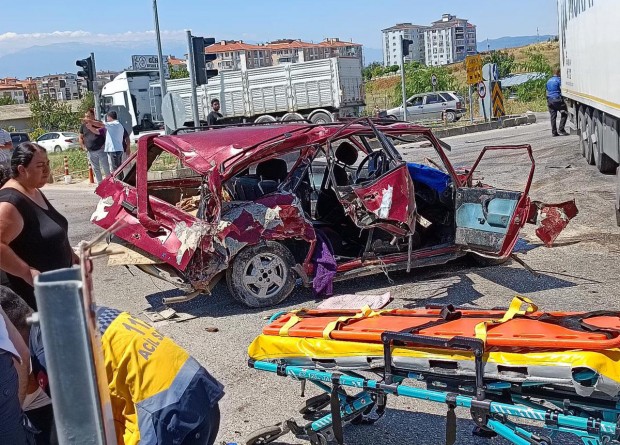 Bursa'da TIR, otomobile çarptı: 1 ölü, 3 yaralı