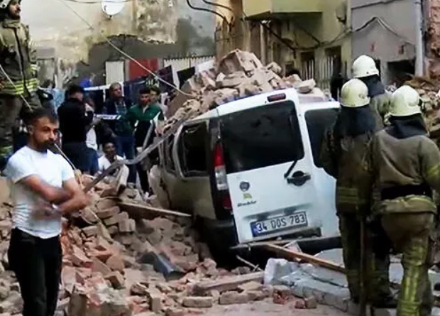İstanbul'da bir bina çöktü! Çok sayıda ekip olay yerinde