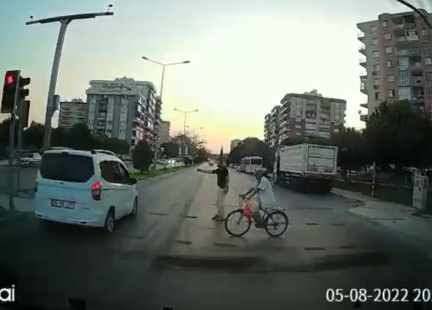 İzmir'de ölümden saniyelerle kurtuluş! Trafik magandası kırmızı ışıkta çarpıyordu
