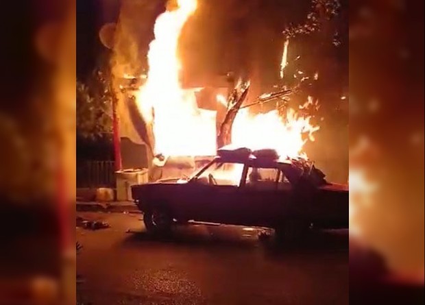 Konteynerde çıkan yangın park halindeki 2 otomobile sıçradı